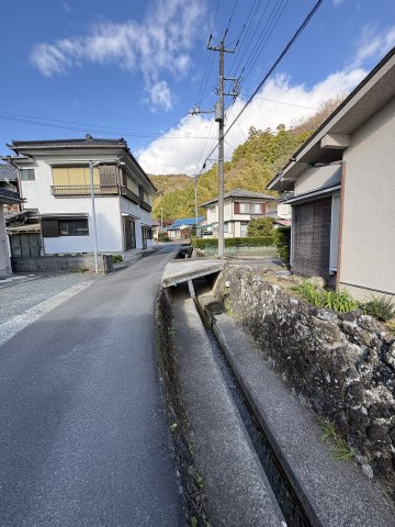 売土地　賀茂郡松崎町の周辺|建物横には水路があります。
