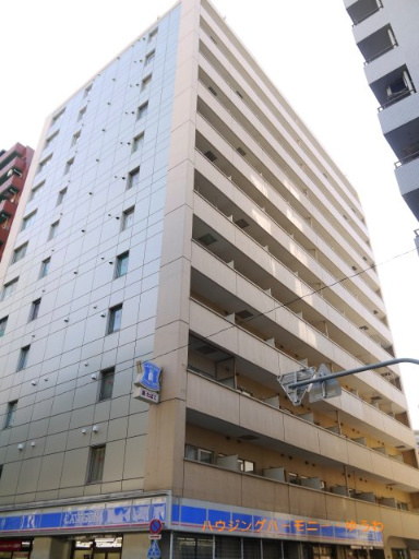 【外観】 | ドミール池袋 | 陽光浴びる外観がシンプルな外観をより際立たせ、人々の記憶に存在感を植え付けます。