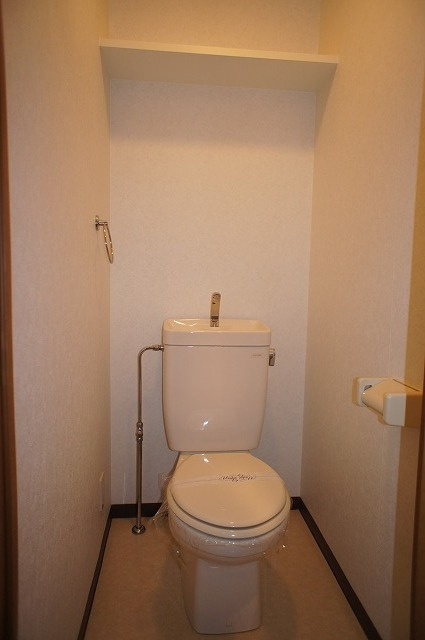 エンクレスト西公園のトイレ|落ち着いた色調のトイレです