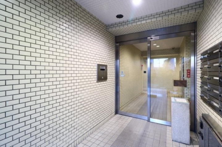 世田谷区北沢５丁目の賃貸マンションのエントランス