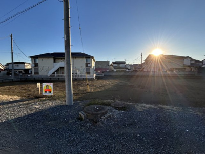 【前面道路含む現地写真】 | 【植上町第3期　現地外観】
※令和8年1月時点