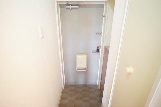 シティパレス東生駒ＰＩＩＩＣ棟の玄関