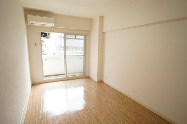 シティパレス東生駒ＰＩＩＩＣ棟の居間・リビング