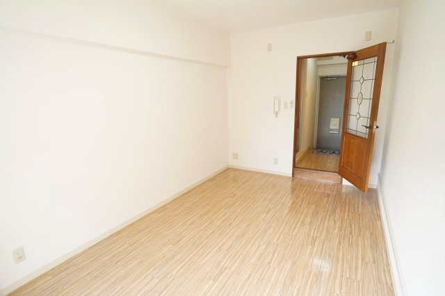 シティパレス東生駒ＰＩＩＩＣ棟の居間・リビング