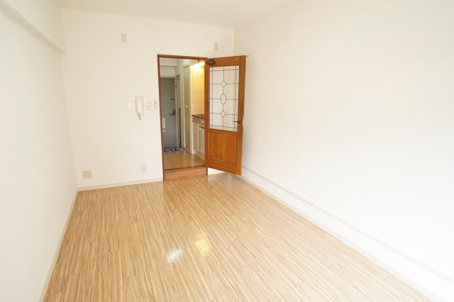 シティパレス東生駒ＰＩＩＩＣ棟の居間・リビング