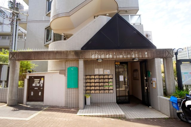 シティパレス東生駒ＰＩＩＩＣ棟のエントランス