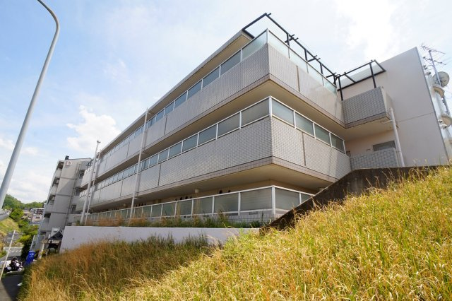 シティパレス東生駒ＰＩＩＩＣ棟の外観
