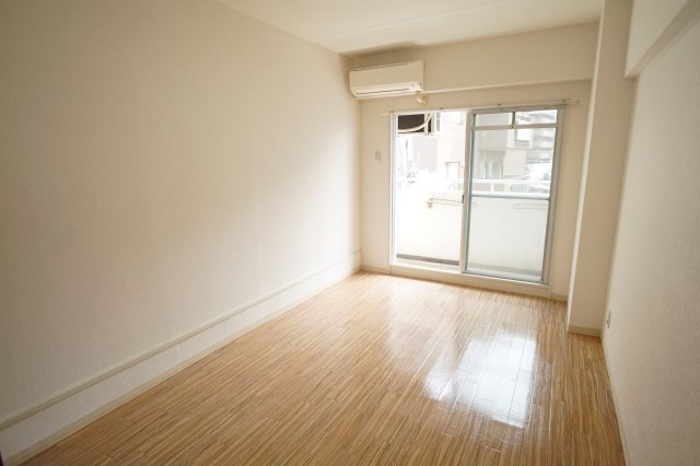 シティパレス東生駒ＰＩＩＩＣ棟の居間・リビング