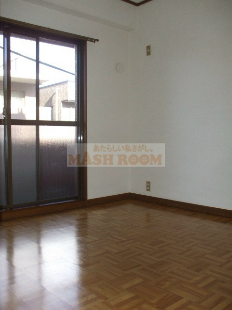 小作ビルの寝室