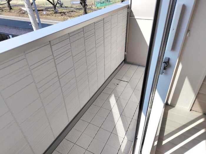 稲城市大丸のアパートのバルコニー