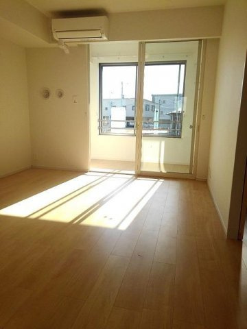 フィオーレ弐番館の居間・リビング