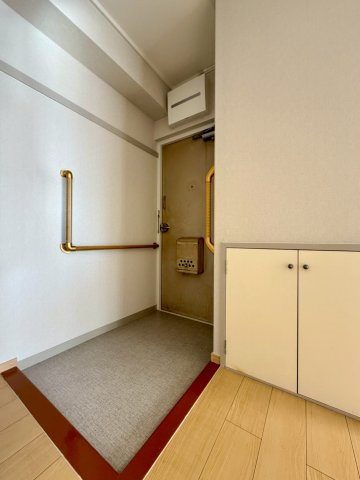 鴨池ハイム6号棟の玄関