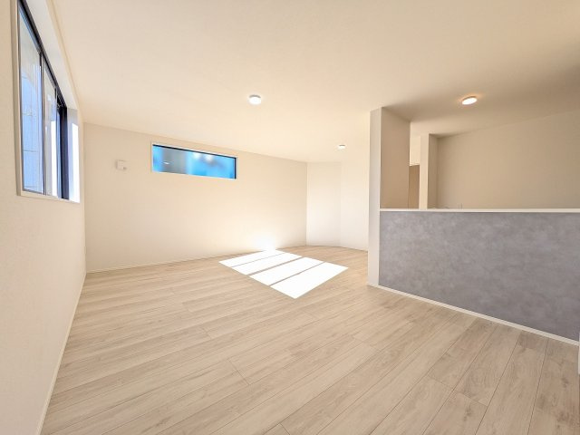 八王子市　子安町　新築一戸建て　４期の居間・リビング|～2階17.5帖の明るいLDKで、家族団欒の時間をお過ごしいただけます～