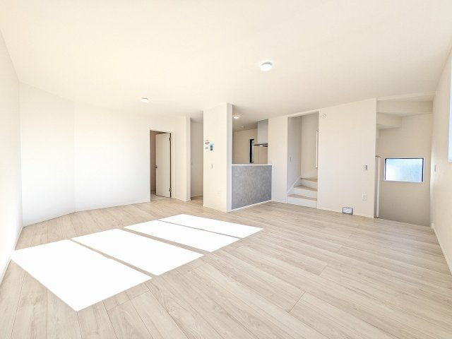 八王子市　子安町　新築一戸建て　４期の居間・リビング|～2階17.5帖の明るいLDKで、家族団欒の時間をお過ごしいただけます～