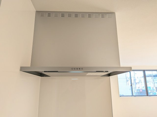 八王子市　子安町　新築一戸建て　４期のキッチン|～スタイリッシュな薄型レンジフード～