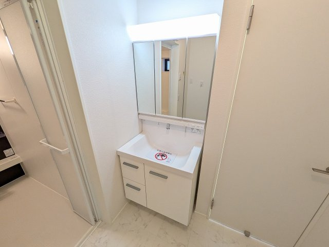 八王子市　子安町　新築一戸建て　４期の独立洗面台|～３面鏡付きの独立洗面台　細々している物をスッキリ収納出来ます～