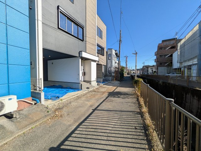 八王子市　子安町　新築一戸建て　４期の前面道路含む現地写真|～南4ｍ道路につき陽当たりも良好です～