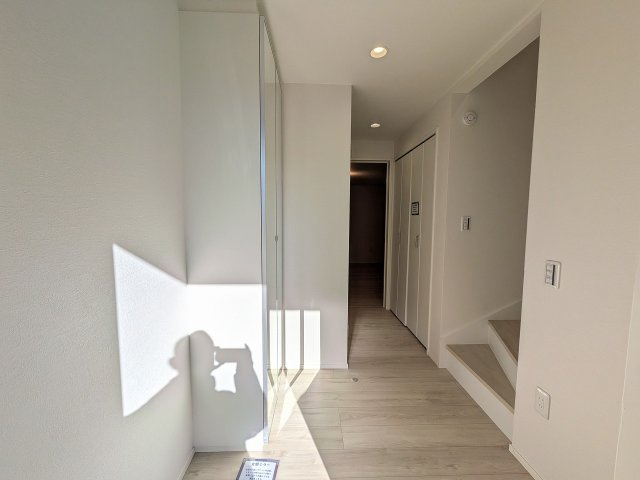 八王子市　子安町　新築一戸建て　４期の玄関|～玄関は安心のWロックキーを採用～