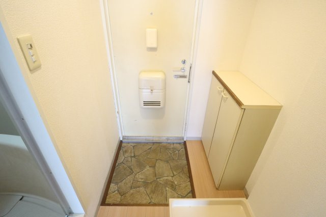 ジョイフル東生駒Ａ棟の玄関