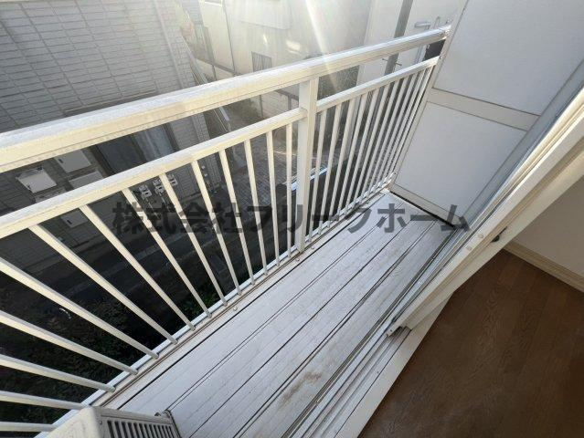 小金井市本町５丁目のアパートのバルコニー