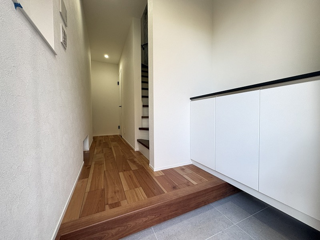 【玄関】 | 新座市野火止1丁目　新築一戸建住宅　全1棟　(志木本店) | シューズボックス付き玄関