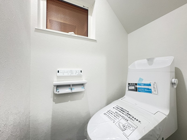 【トイレ】 | 新座市野火止1丁目　新築一戸建住宅　全1棟　(志木本店) | 換気しやすい窓付きトイレ