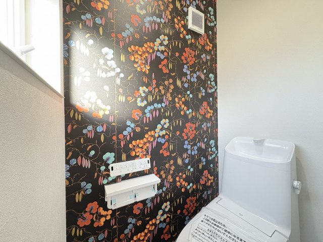 【トイレ】 | 新座市野火止1丁目　新築一戸建住宅　全1棟　(志木本店) | デザイン性のあるアクセントクロスを採用したトイレ