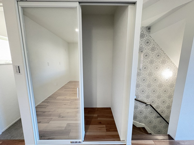 【収納】 | 新座市野火止1丁目　新築一戸建住宅　全1棟　(志木本店) | 2階リビングに便利な収納スペース