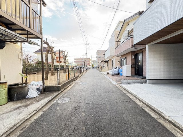 【前面道路含む現地写真】 | 新座市野火止1丁目　新築一戸建住宅　全1棟　(志木本店) | 東側約4ｍ道路に面しています