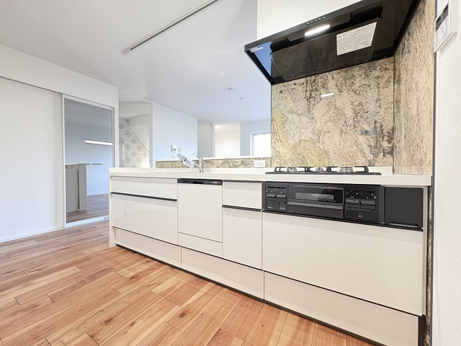 【キッチン】 | 新座市野火止1丁目　新築一戸建住宅　全1棟　(志木本店) | 家事の負担を軽減する食洗器付きキッチン