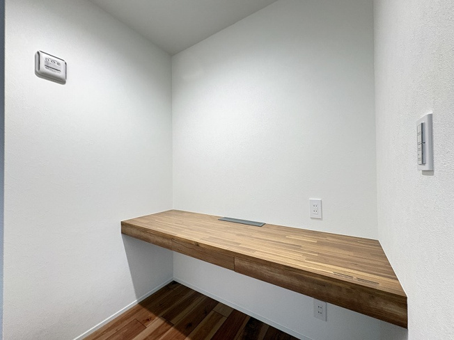 【居間・リビング】 | 新座市野火止1丁目　新築一戸建住宅　全1棟　(志木本店) | リビングにワークスペースを設け、スタディカウンターを配置しています。