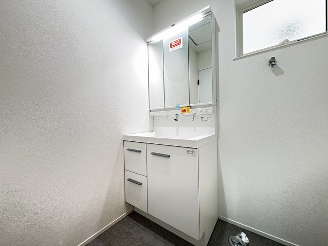 【独立洗面台】 | 新座市野火止1丁目　新築一戸建住宅　全1棟　(志木本店) | 身支度のしやすい三面鏡付き洗面化粧台