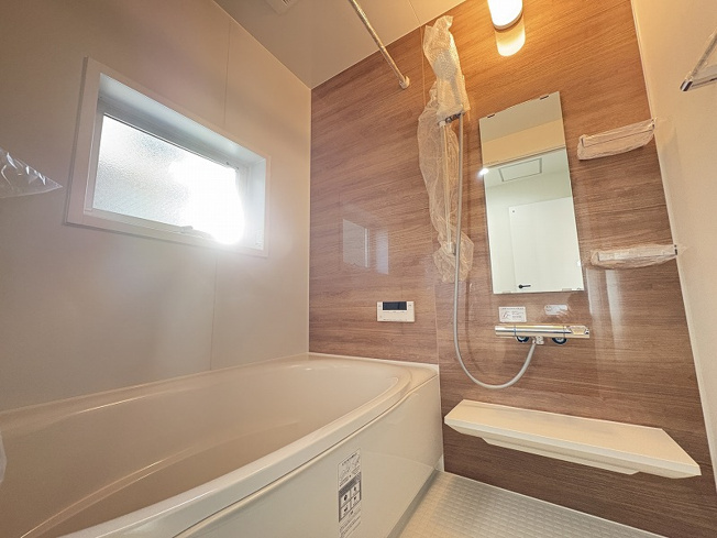 【浴室】 | 新座市野火止1丁目　新築一戸建住宅　全1棟　(志木本店) | 雨の日も衣類を乾かすことができる浴室乾燥機付き。