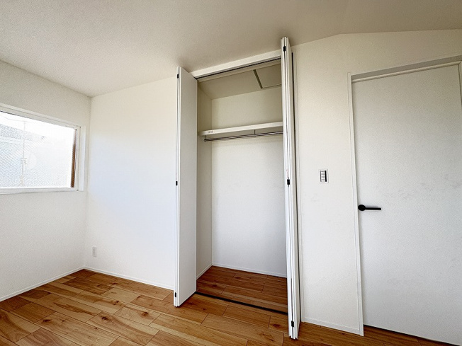 【収納】 | 新座市野火止1丁目　新築一戸建住宅　全1棟　(志木本店) | 枕棚付きの収納スペース