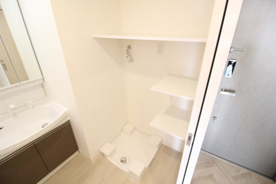 【設備】 | silus昭和町 | 室内洗濯機置き場と収納棚