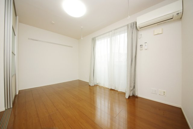 クラウン旭町の洋室