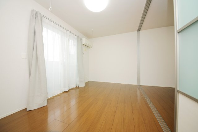 クラウン旭町の洋室