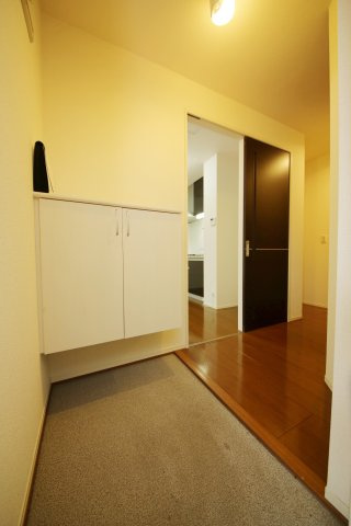 クラウン旭町の玄関