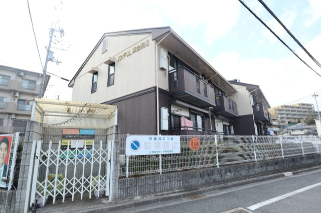 ジョイフル東生駒Ｂ棟の外観