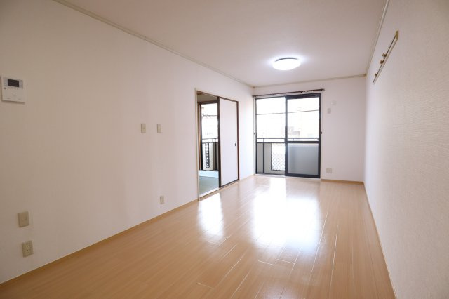 ジョイフル東生駒Ｂ棟の居間・リビング