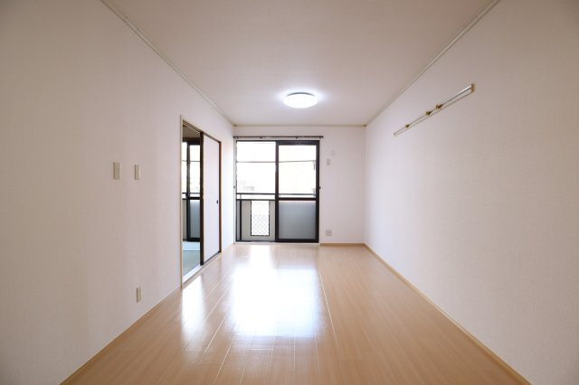 ジョイフル東生駒Ｂ棟の居間・リビング