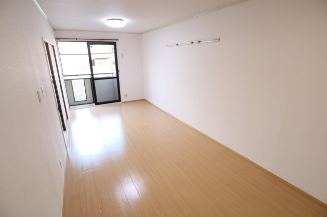 ジョイフル東生駒Ｂ棟の居間・リビング