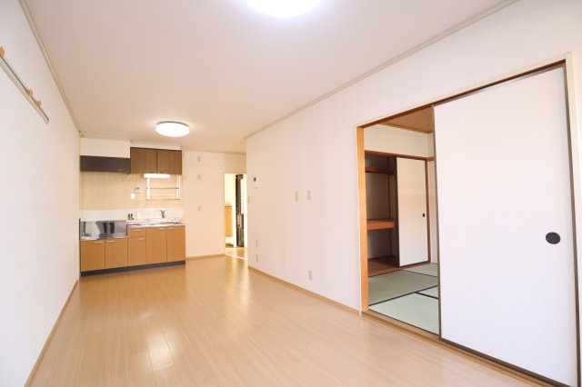 ジョイフル東生駒Ｂ棟の居間・リビング