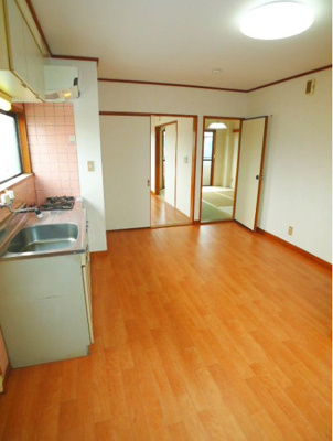 【居間・リビング】 | ラフォーレ野火止 | こちらのリビングで趣味の時間をお楽しみください