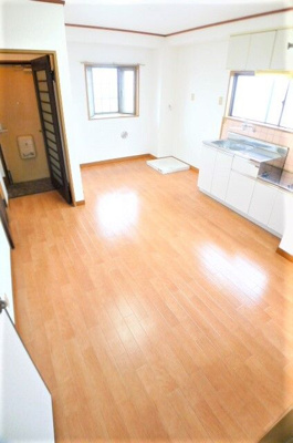 【居間・リビング】 | ラフォーレ野火止 | こちらのリビングで趣味の時間をお楽しみください