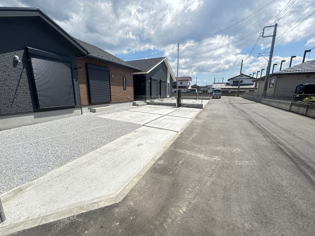新築　桐生市相生町１丁目　Blooming　Garden　2号棟の前面道路含む現地写真|現地写真　　北西側接道幅員約9.8ｍ
