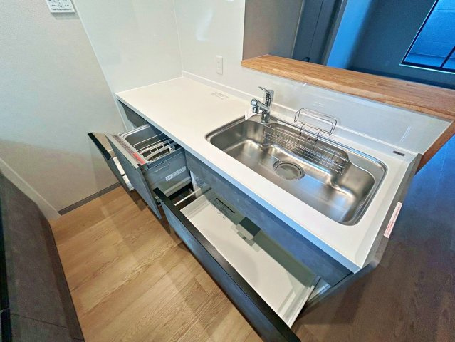 寝屋川市宝町のキッチン|食洗器付きで後片付けもらくらく！
水回りが広いので後片づけもスムーズに進みます！