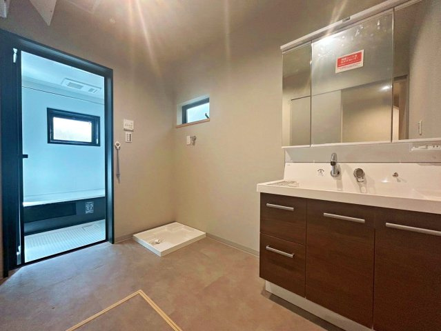 寝屋川市宝町の独立洗面台|ゆとりのある洗面室です！
お好みの収納棚など置いていただけるスペースもございます。
