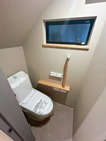 寝屋川市宝町のトイレ|トイレは1階・2階と二か所ございます！
温水洗浄便座付きです。