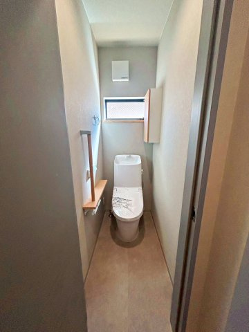 寝屋川市宝町のトイレ|小窓付きで換気も安心のトイレです。